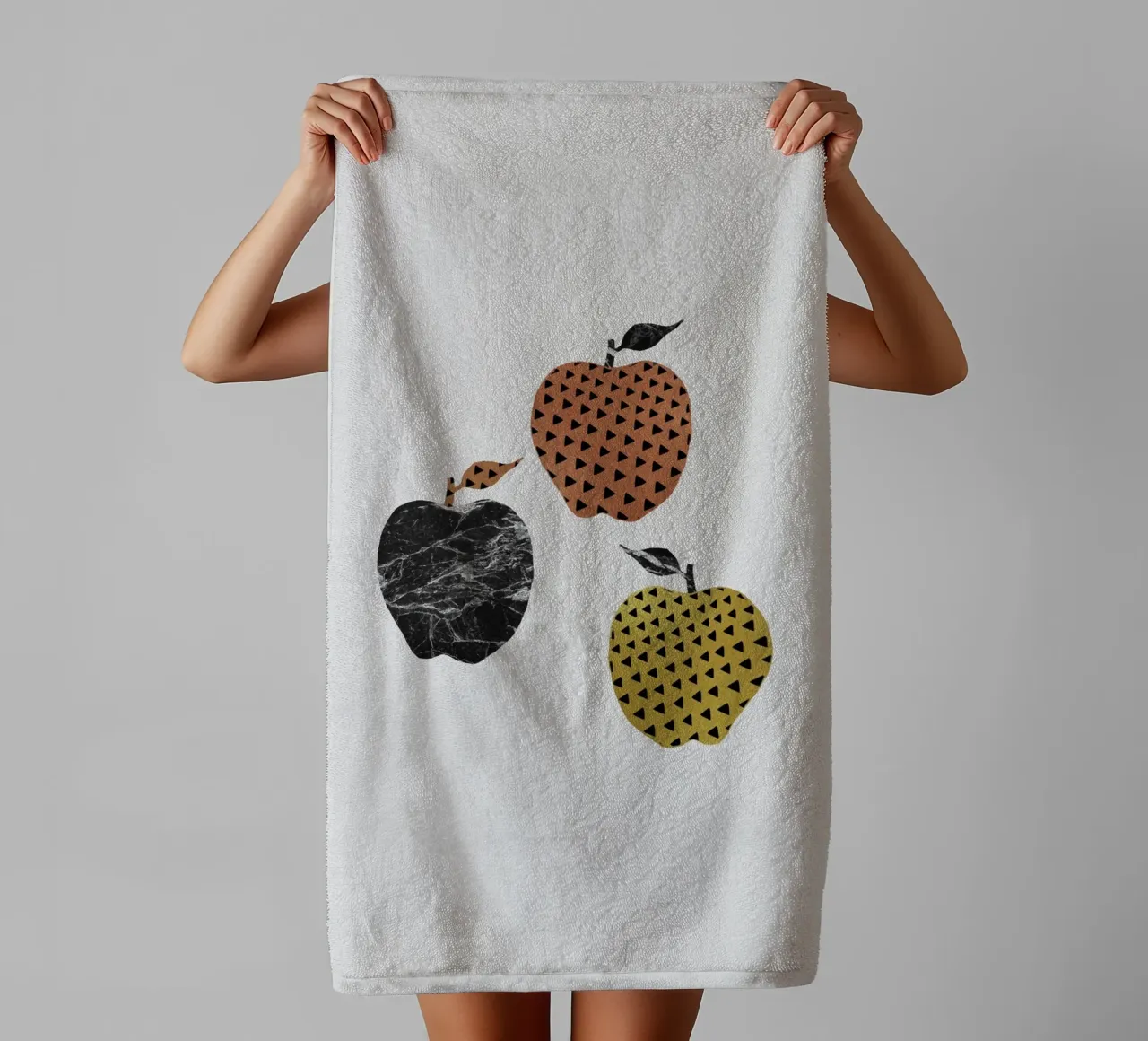 Scandi Apples asciugamano da bagno da Orara Studio
