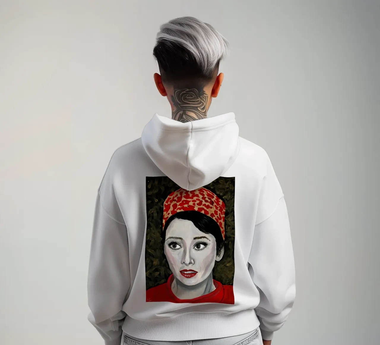 Audrey Hepburn in rosso felpa con cappuccio da Interior Edit & House Staging