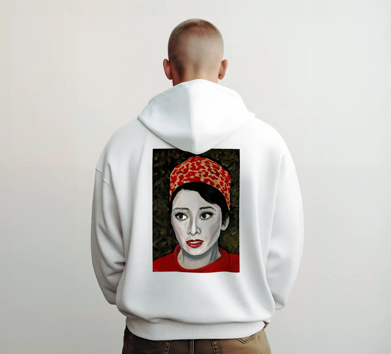 Audrey Hepburn in rosso felpa con cappuccio da Interior Edit & House Staging