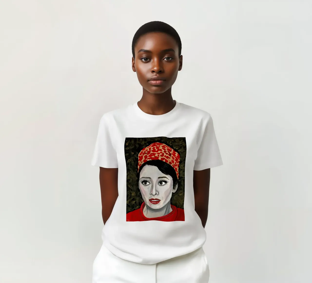 Audrey Hepburn in rosso t-shirt da Interior Edit & House Staging