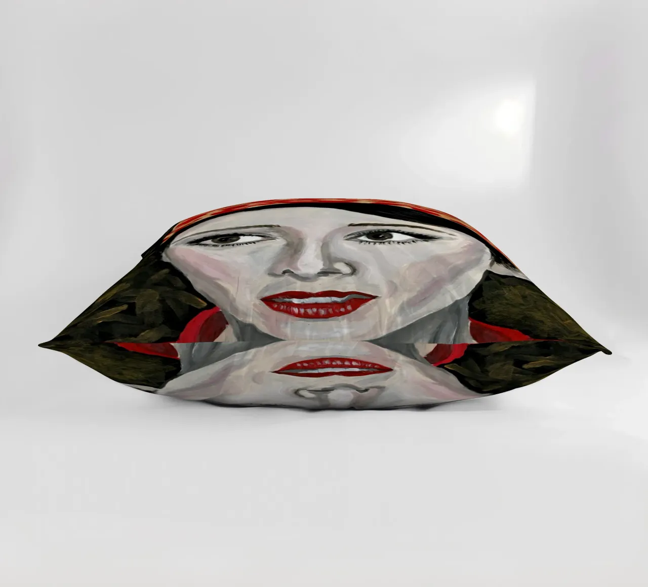 Audrey Hepburn in rosso cuscino da Interior Edit & House Staging