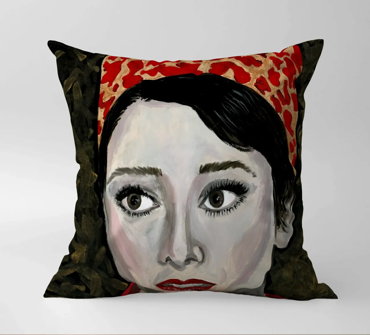 Audrey Hepburn in rosso cuscino da Interior Edit & House Staging