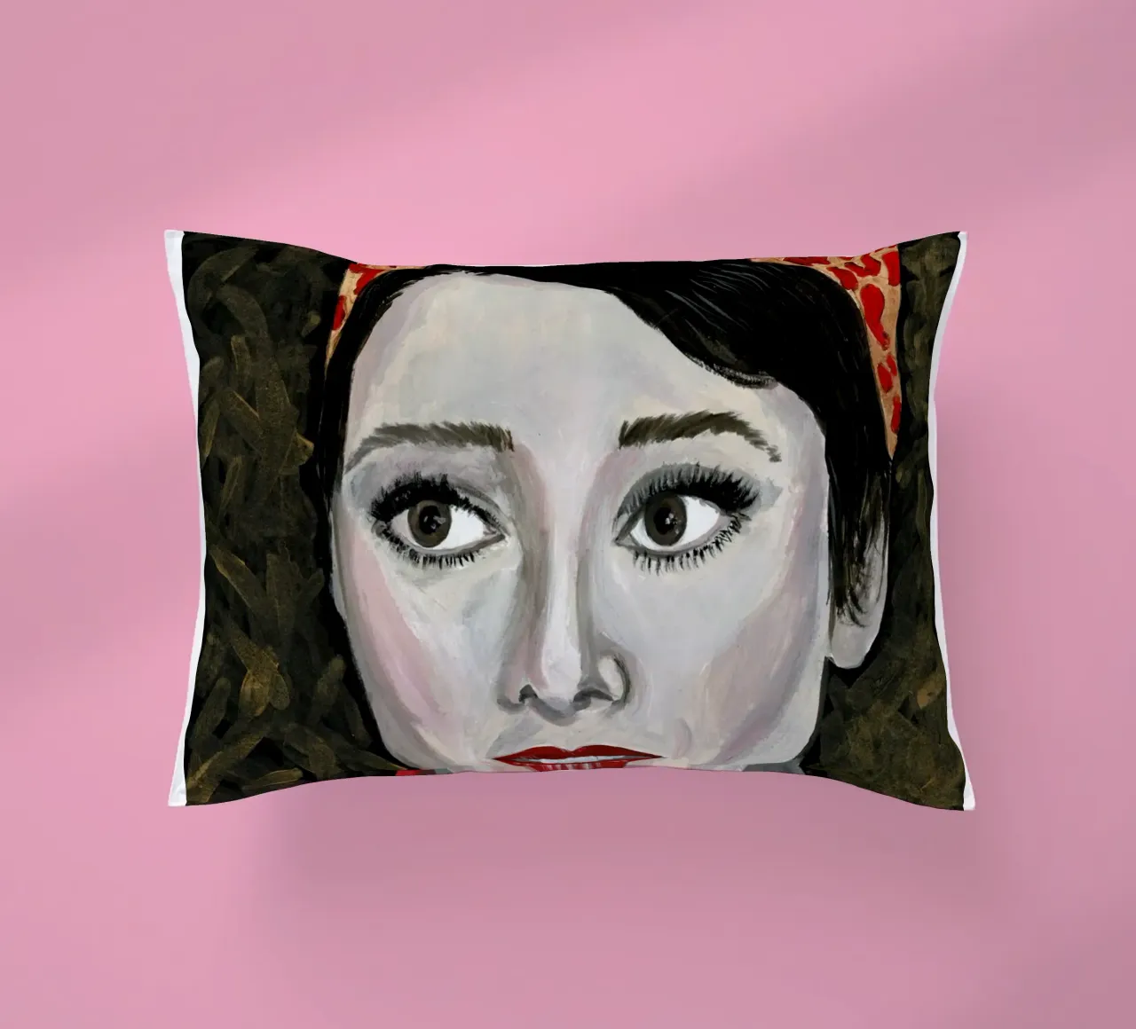 Audrey Hepburn in rosso cuscino da Interior Edit & House Staging