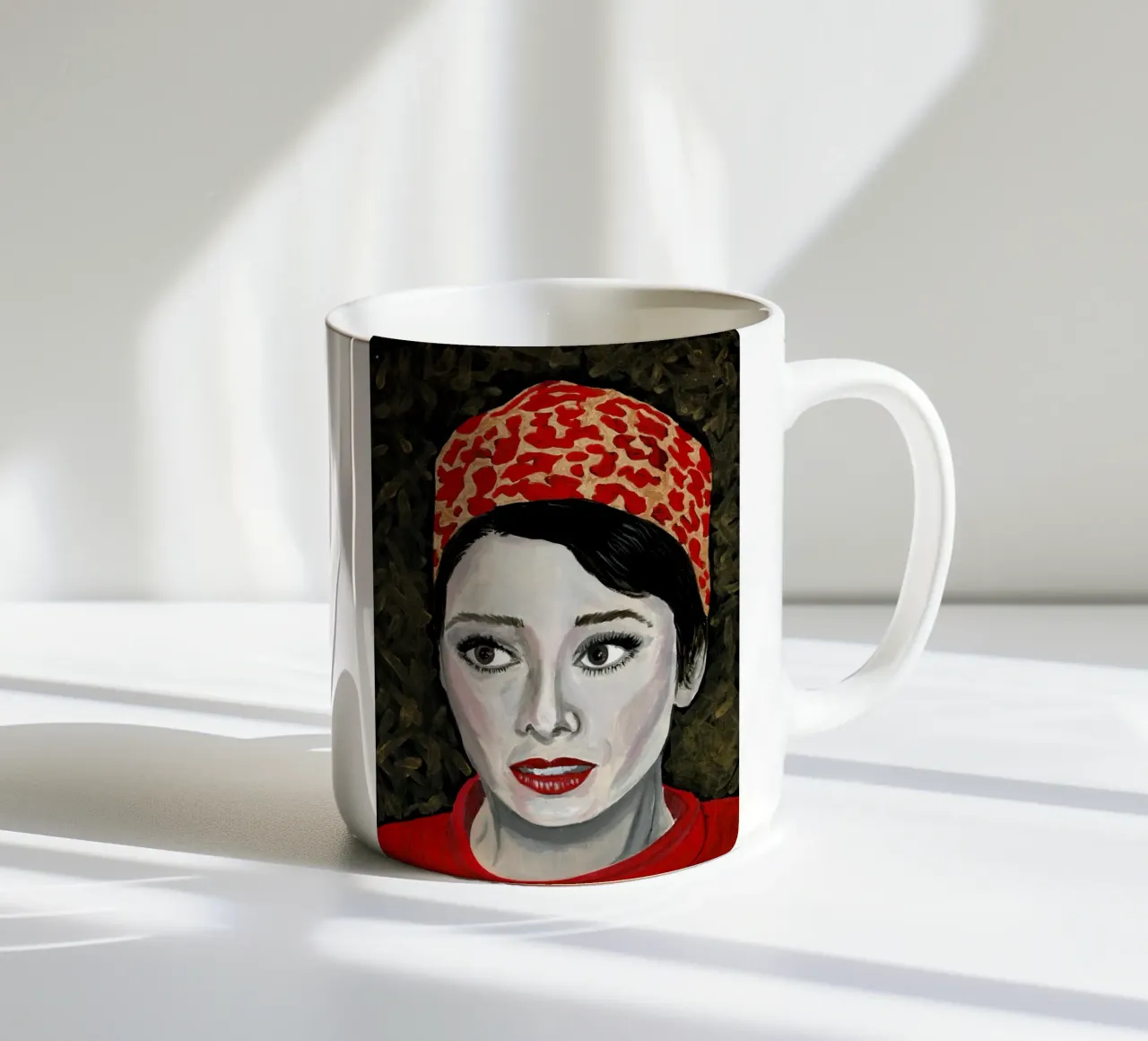 Audrey Hepburn in rosso tazza in ceramica da Interior Edit & House Staging