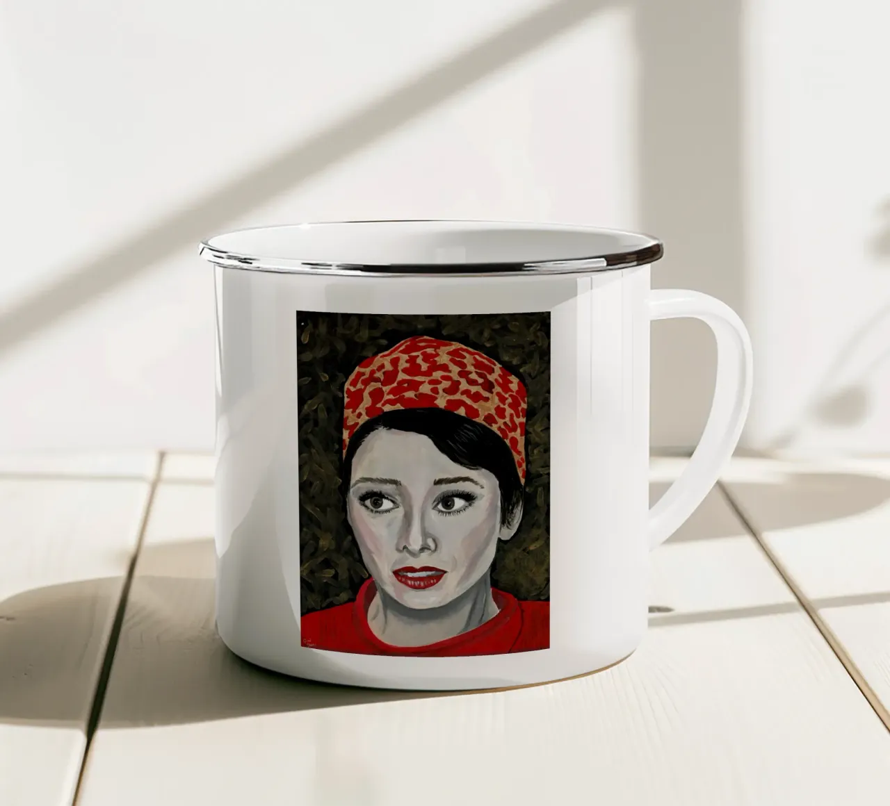 Audrey Hepburn in rosso tazza in smalto da Interior Edit & House Staging