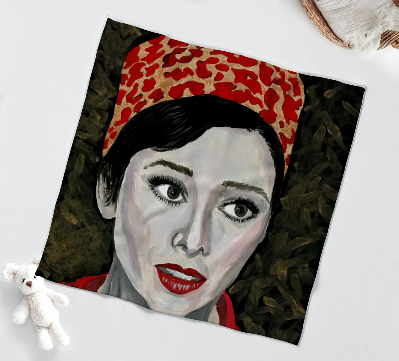 Audrey Hepburn in rosso coperta in pile da Interior Edit & House Staging