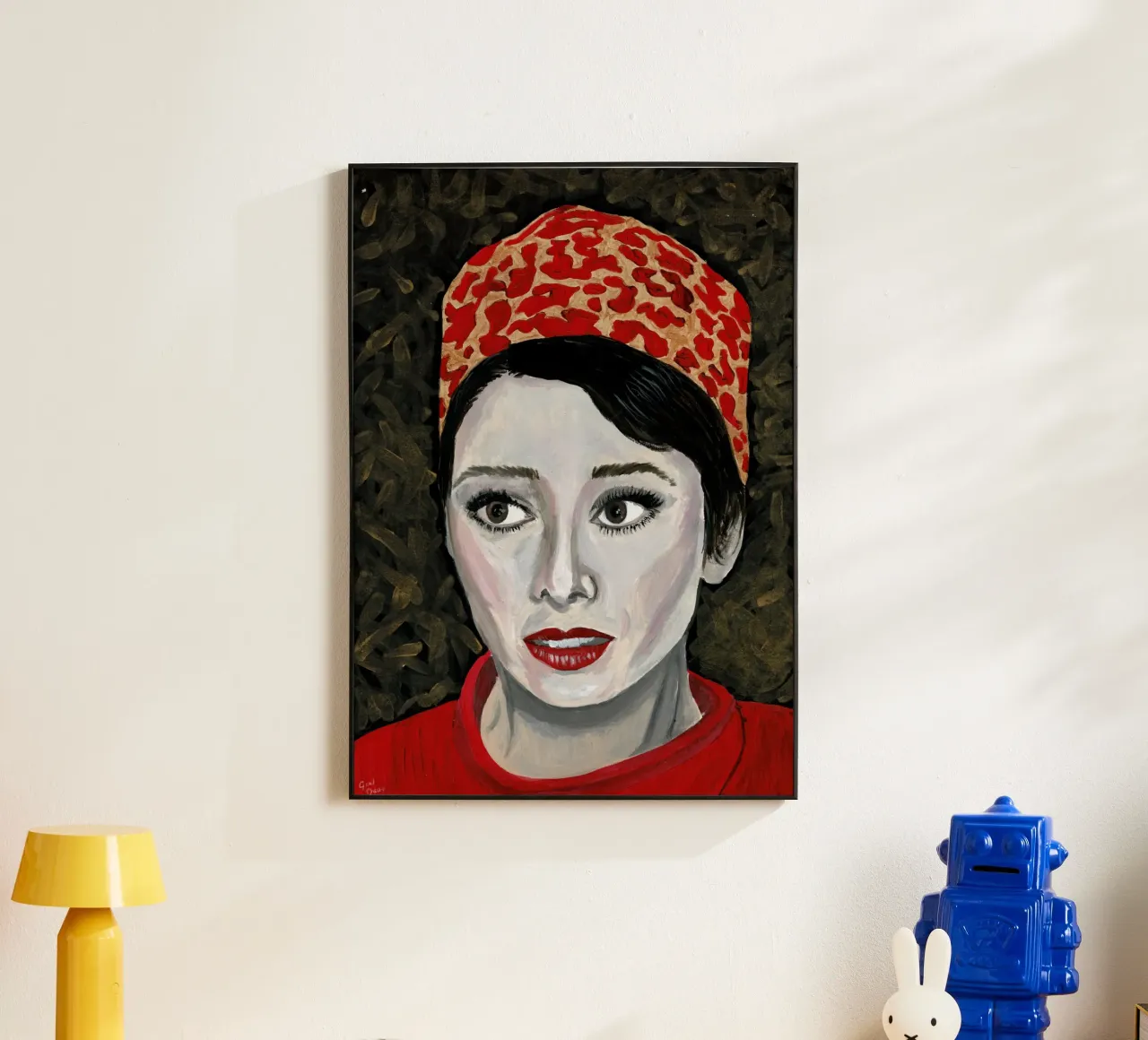 Audrey Hepburn in rosso alluminio dibond da Interior Edit & House Staging