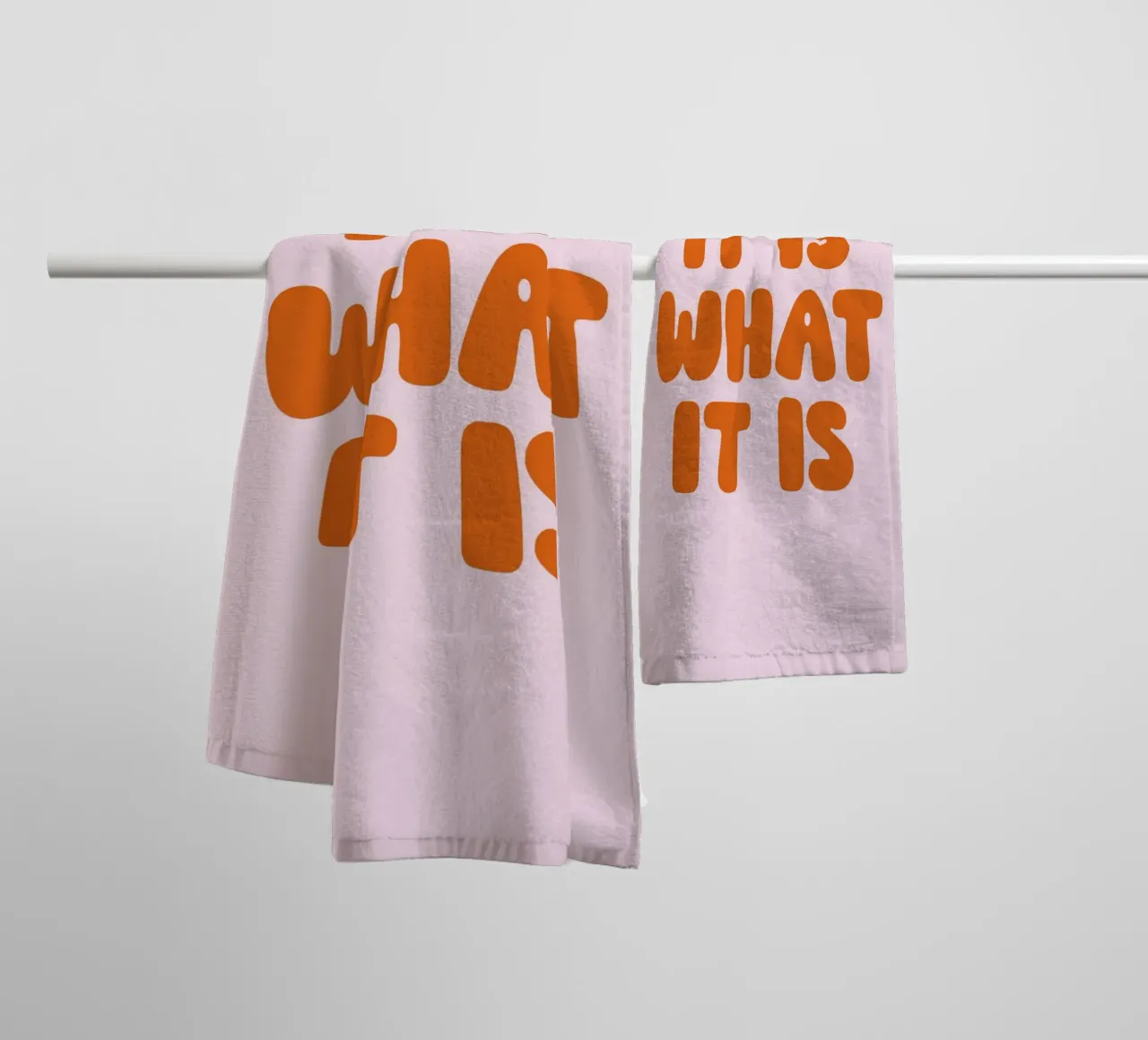 It Is What It Is, Minimal Quote, Modern Typography asciugamano da bagno da EverLuvv Studio