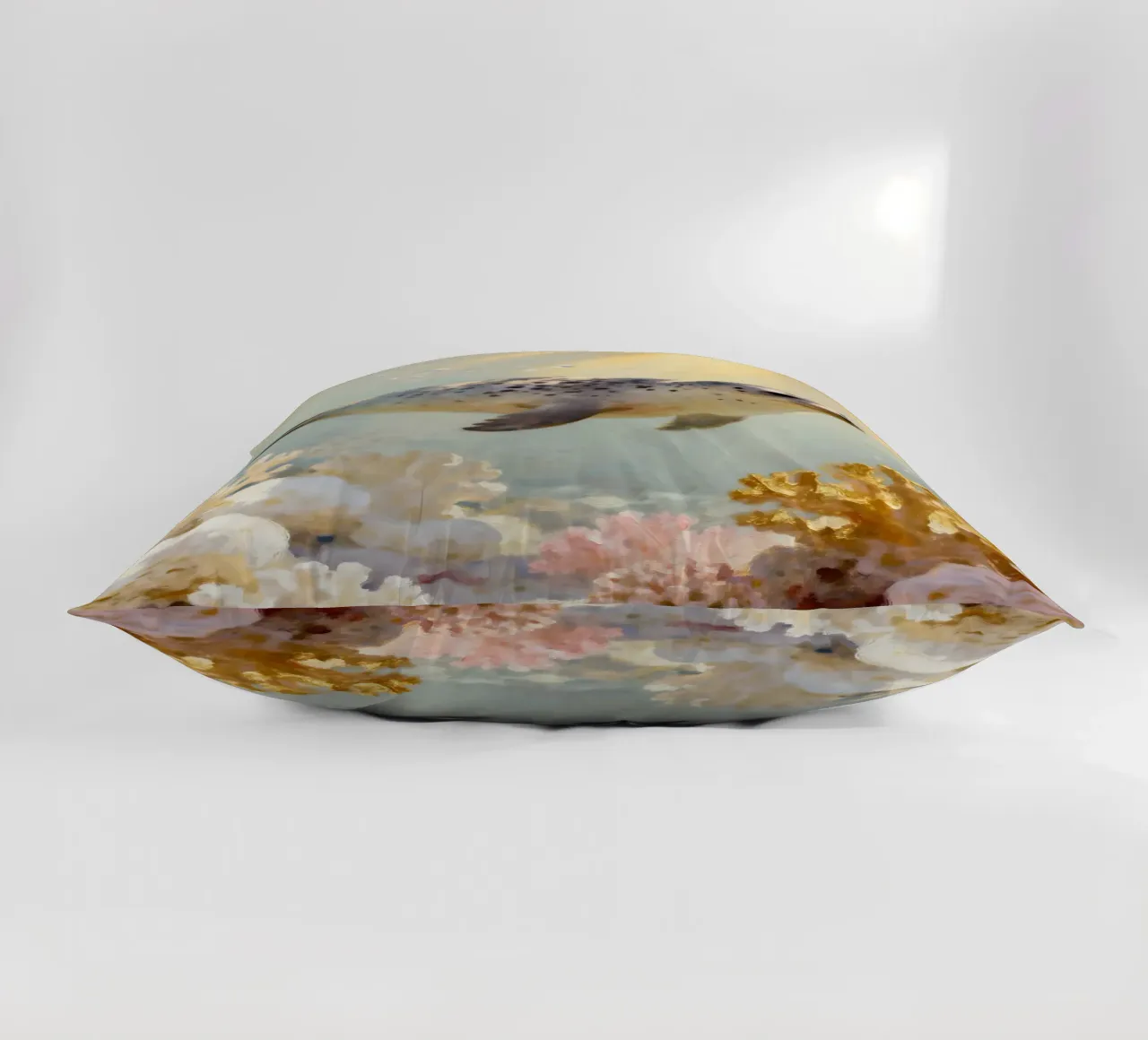 ✨🦭 Barriera corallina d'oro e foca maculata in una luce soffusa cuscino da Trinkets NL Design Studio