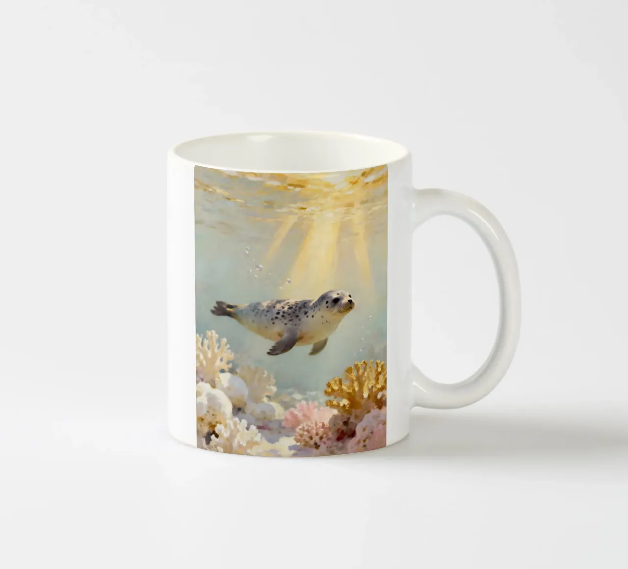 ✨🦭 Barriera corallina d'oro e foca maculata in una luce soffusa tazza in ceramica da Trinkets NL Design Studio