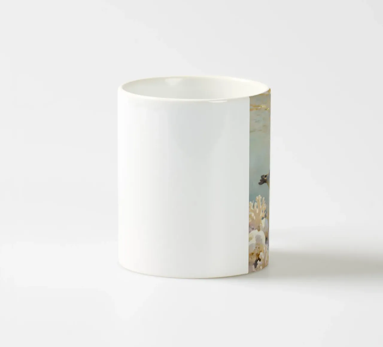 ✨🦭 Barriera corallina d'oro e foca maculata in una luce soffusa tazza in ceramica da Trinkets NL Design Studio