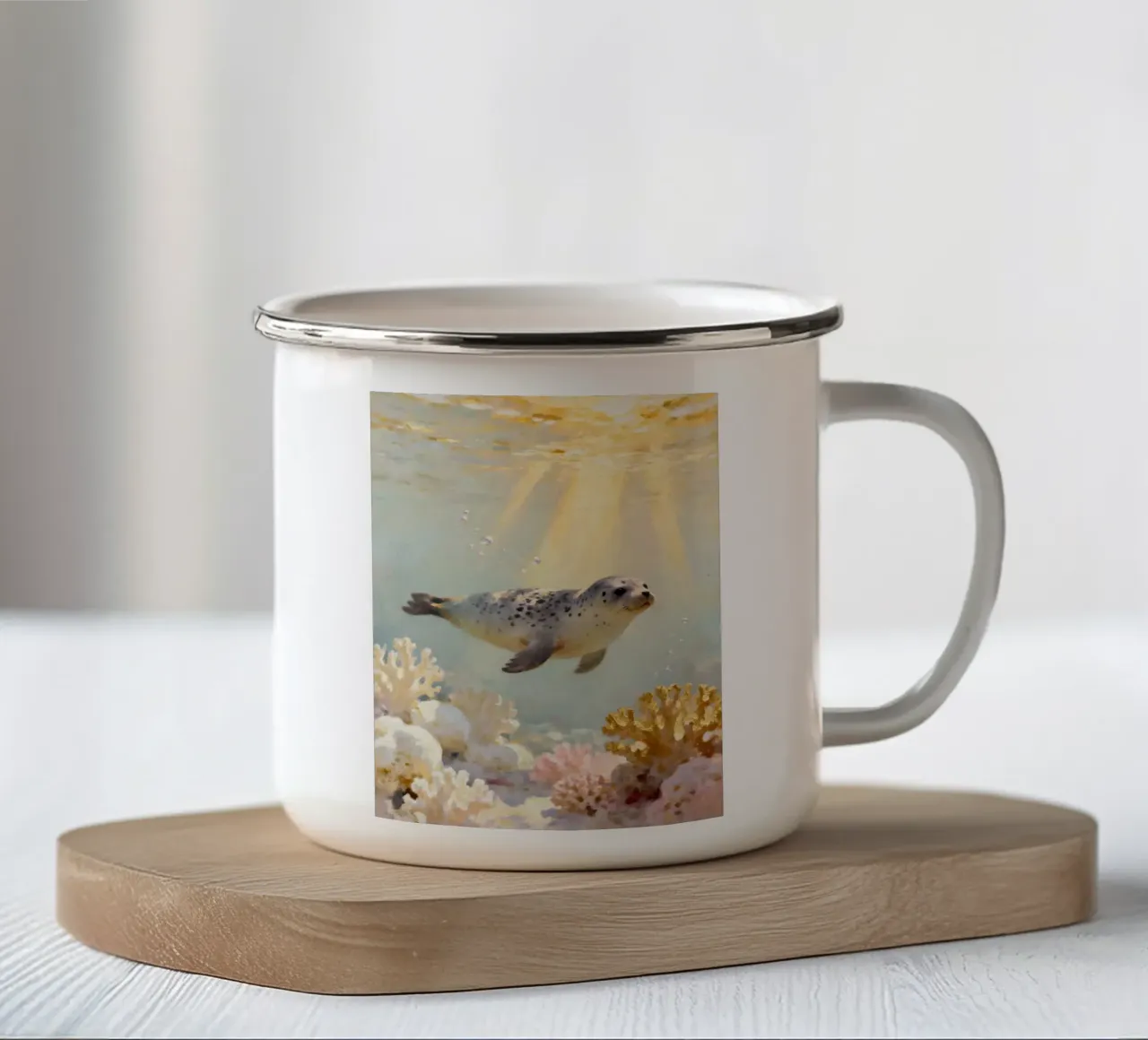 ✨🦭 Barriera corallina d'oro e foca maculata in una luce soffusa tazza in smalto da Trinkets NL Design Studio