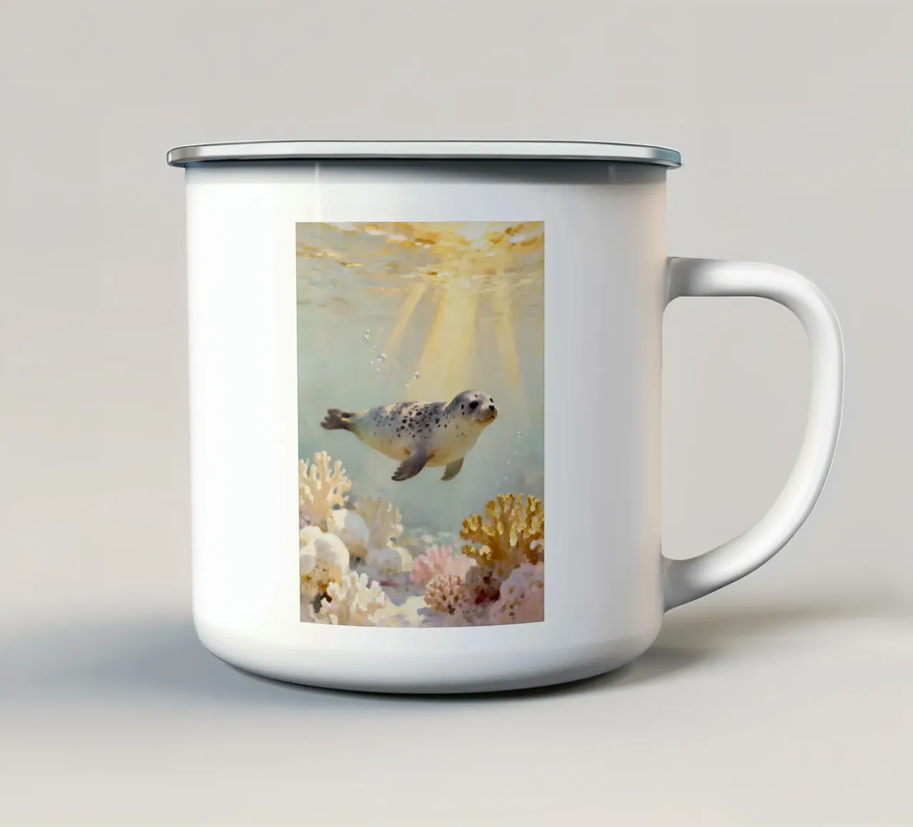 ✨🦭 Barriera corallina d'oro e foca maculata in una luce soffusa tazza in smalto da Trinkets NL Design Studio