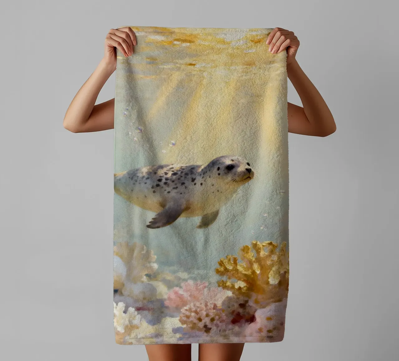 ✨🦭 Barriera corallina d'oro e foca maculata in una luce soffusa asciugamano da bagno da Trinkets NL Design Studio
