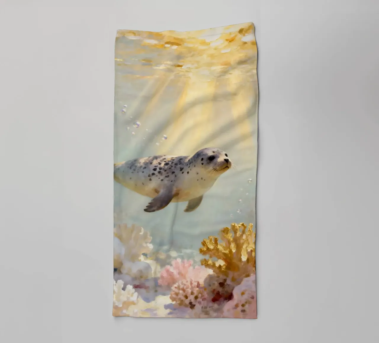 ✨🦭 Barriera corallina d'oro e foca maculata in una luce soffusa asciugamano da bagno da Trinkets NL Design Studio