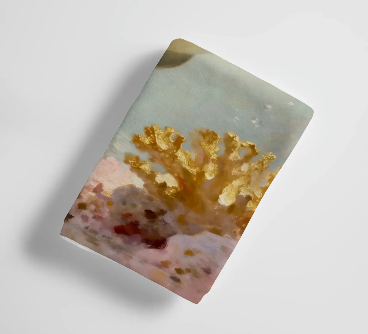 ✨🦭 Barriera corallina d'oro e foca maculata in una luce soffusa asciugamano da bagno da Trinkets NL Design Studio