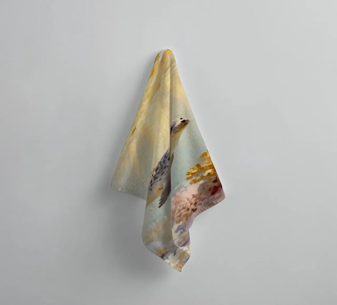 ✨🦭 Barriera corallina d'oro e foca maculata in una luce soffusa asciugamano da bagno da Trinkets NL Design Studio