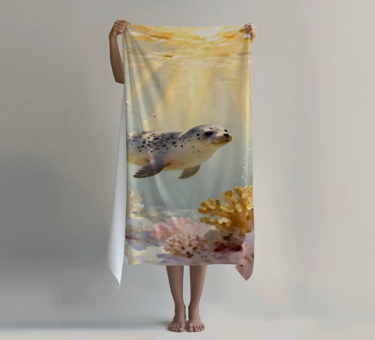 ✨🦭 Barriera corallina d'oro e foca maculata in una luce soffusa telo mare da Trinkets NL Design Studio