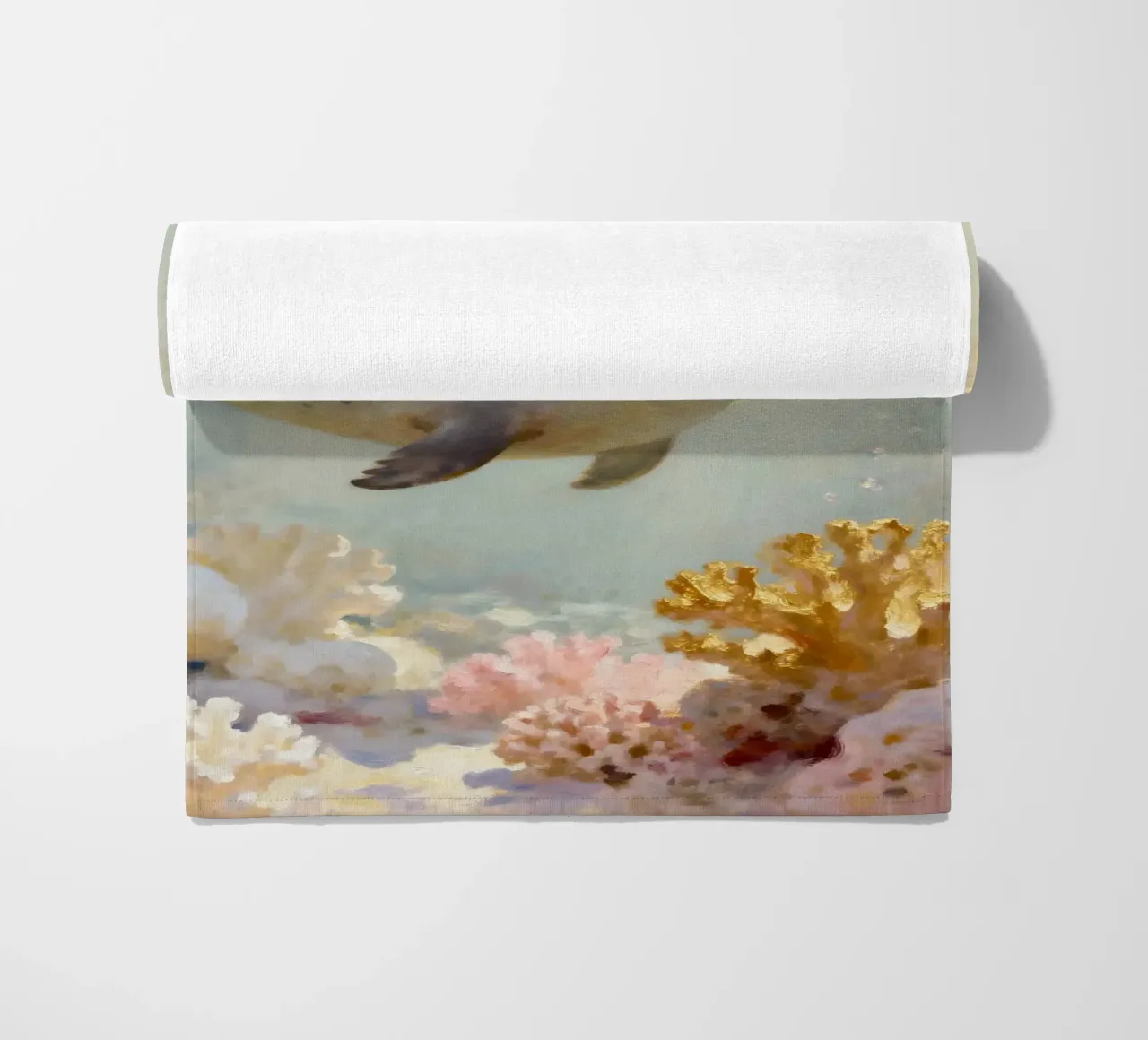 ✨🦭 Barriera corallina d'oro e foca maculata in una luce soffusa telo mare da Trinkets NL Design Studio