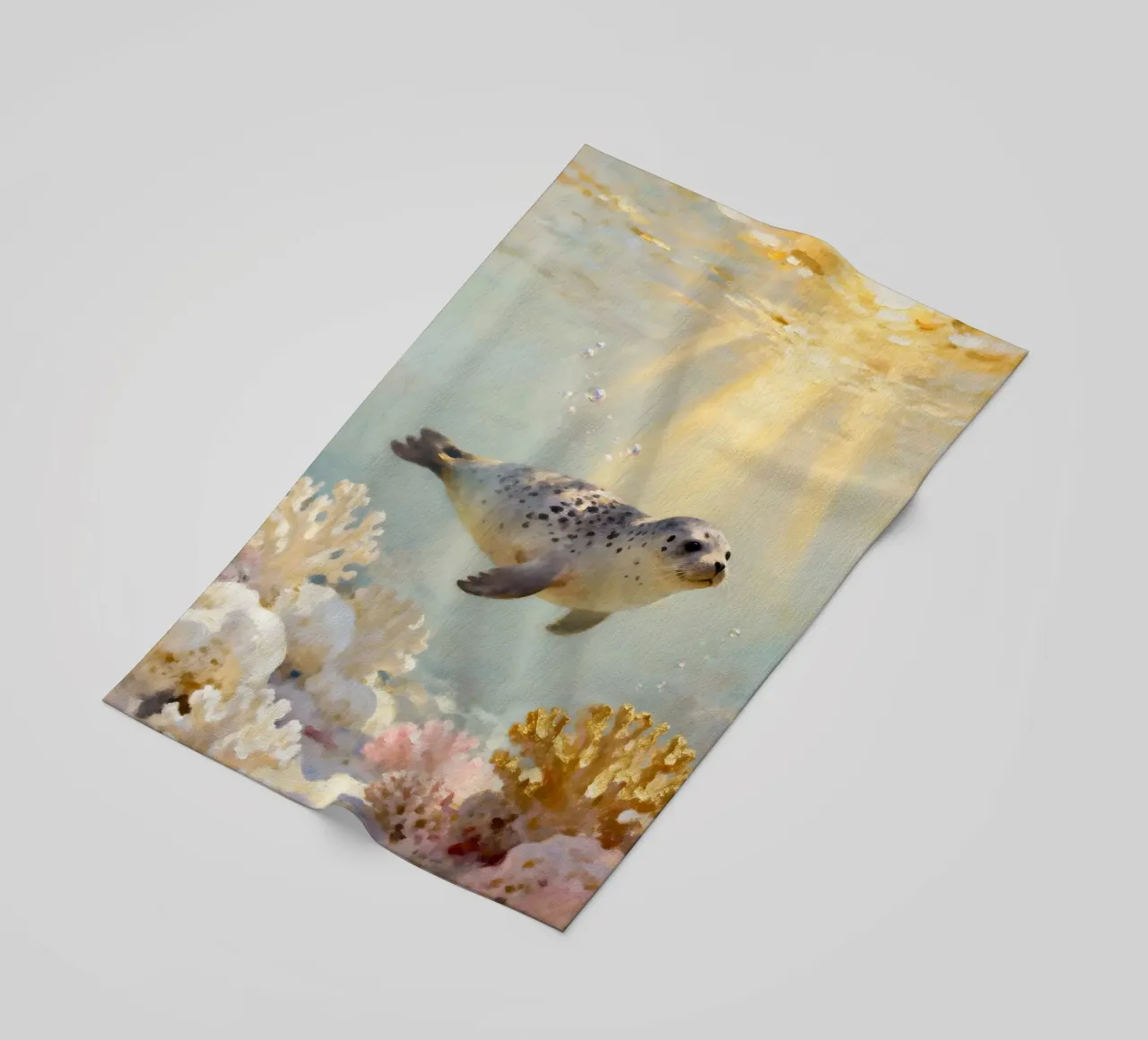 ✨🦭 Barriera corallina d'oro e foca maculata in una luce soffusa telo mare da Trinkets NL Design Studio