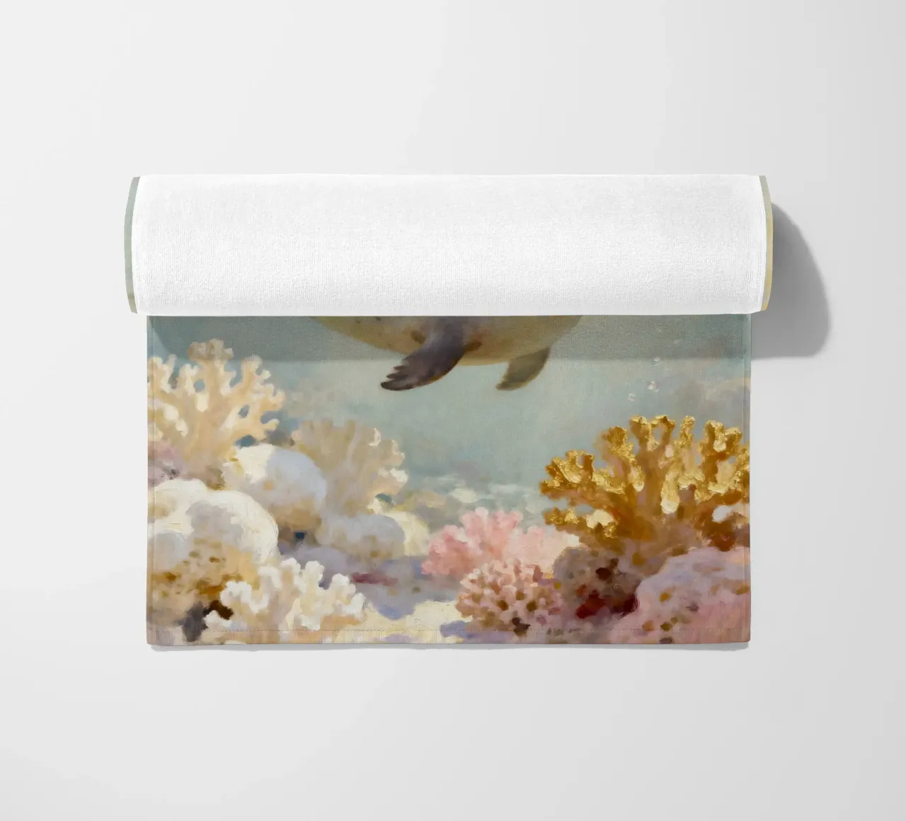 ✨🦭 Barriera corallina d'oro e foca maculata in una luce soffusa telo mare da Trinkets NL Design Studio