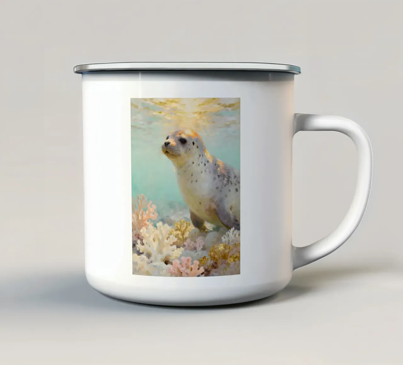 ✨🦭 Golden Reef | Foca maculata nella luce dorata tazza in smalto da Trinkets NL Design Studio