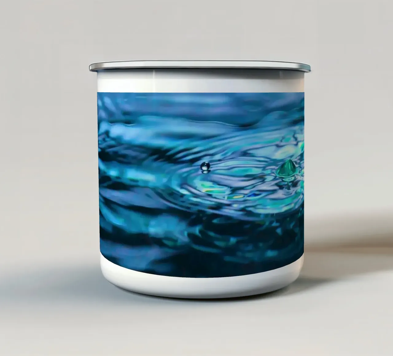Il tranquillo fiore d'acqua tazza in smalto da Romy Mueller Waterworld