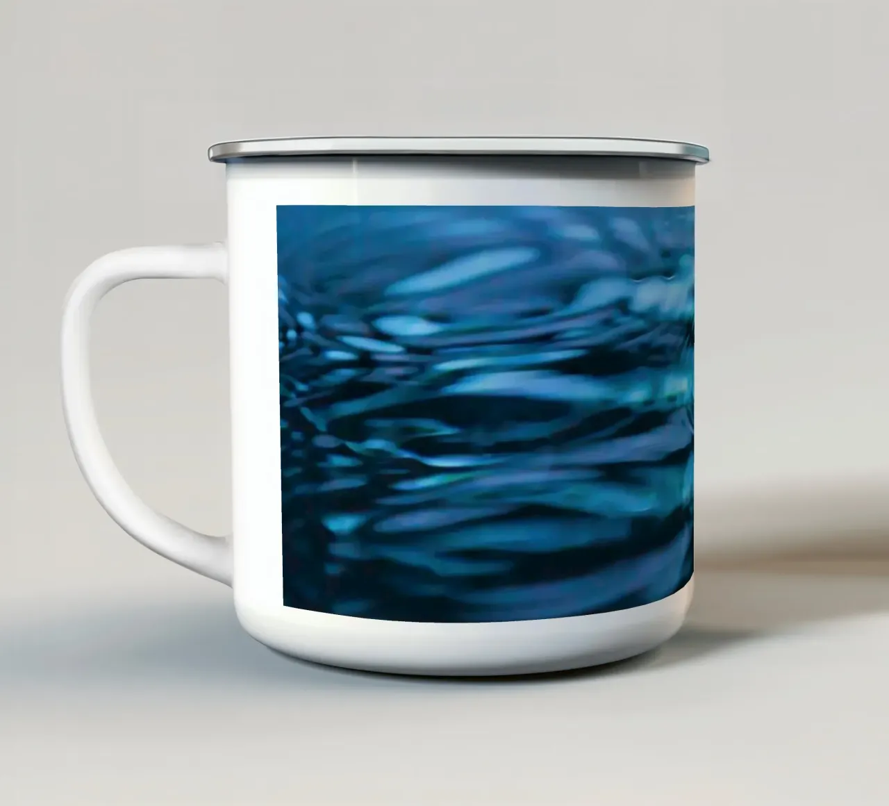 Il tranquillo fiore d'acqua tazza in smalto da Romy Mueller Waterworld