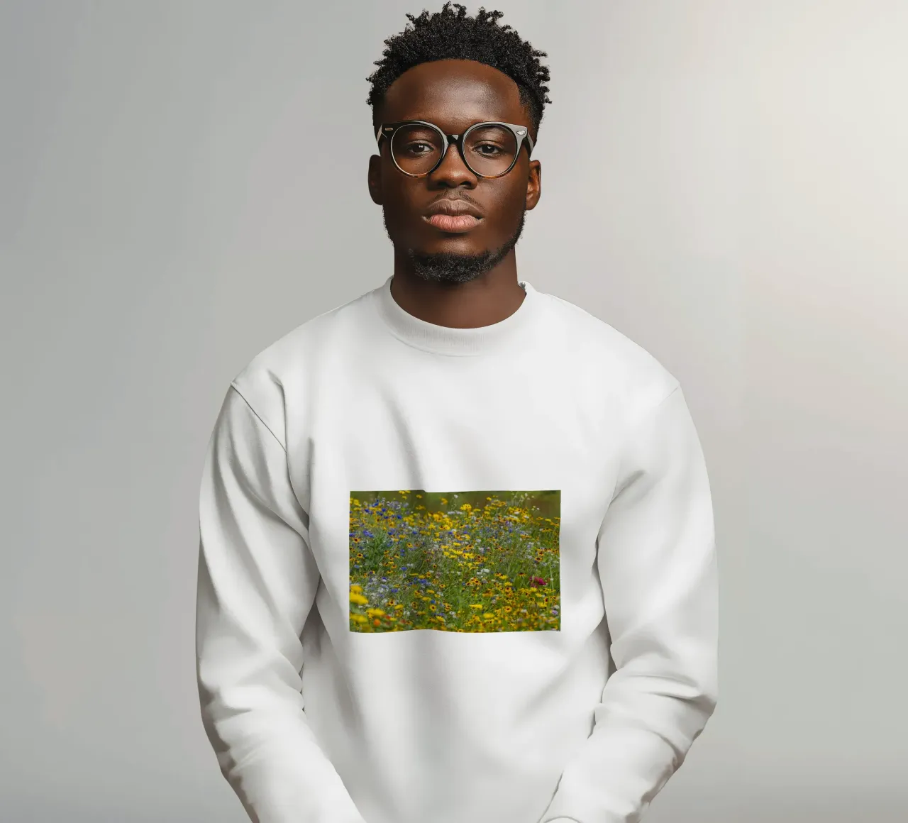 Flower filed with bright wild flowers felpa da Curious Collections by Marielle Leenders