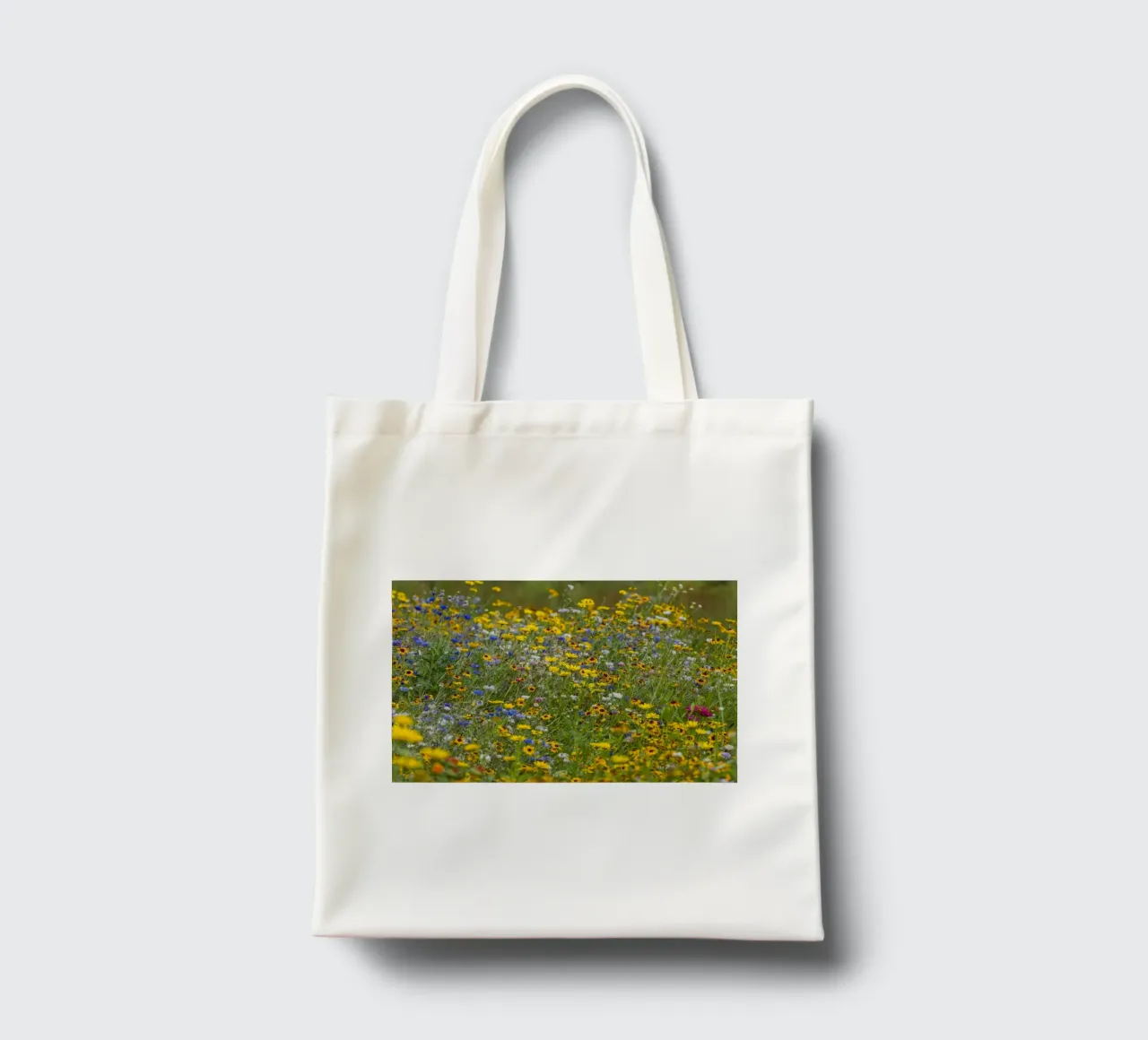Flower filed with bright wild flowers borsa in juta da Curious Collections by Marielle Leenders