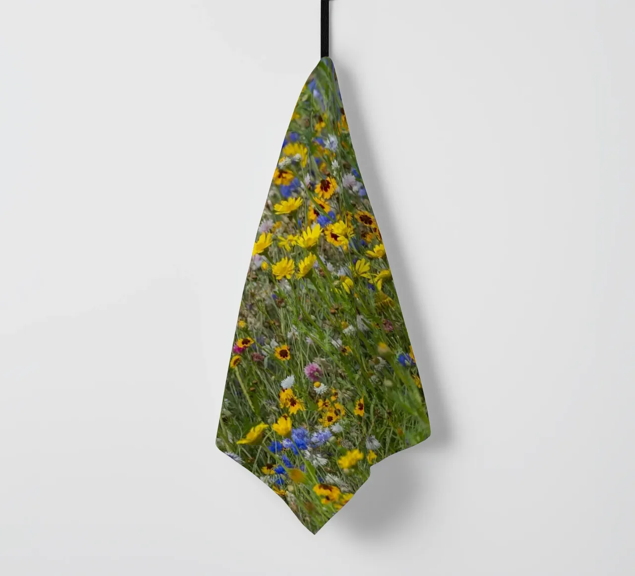 Flower filed with bright wild flowers canovaccio da cucina da Curious Collections by Marielle Leenders