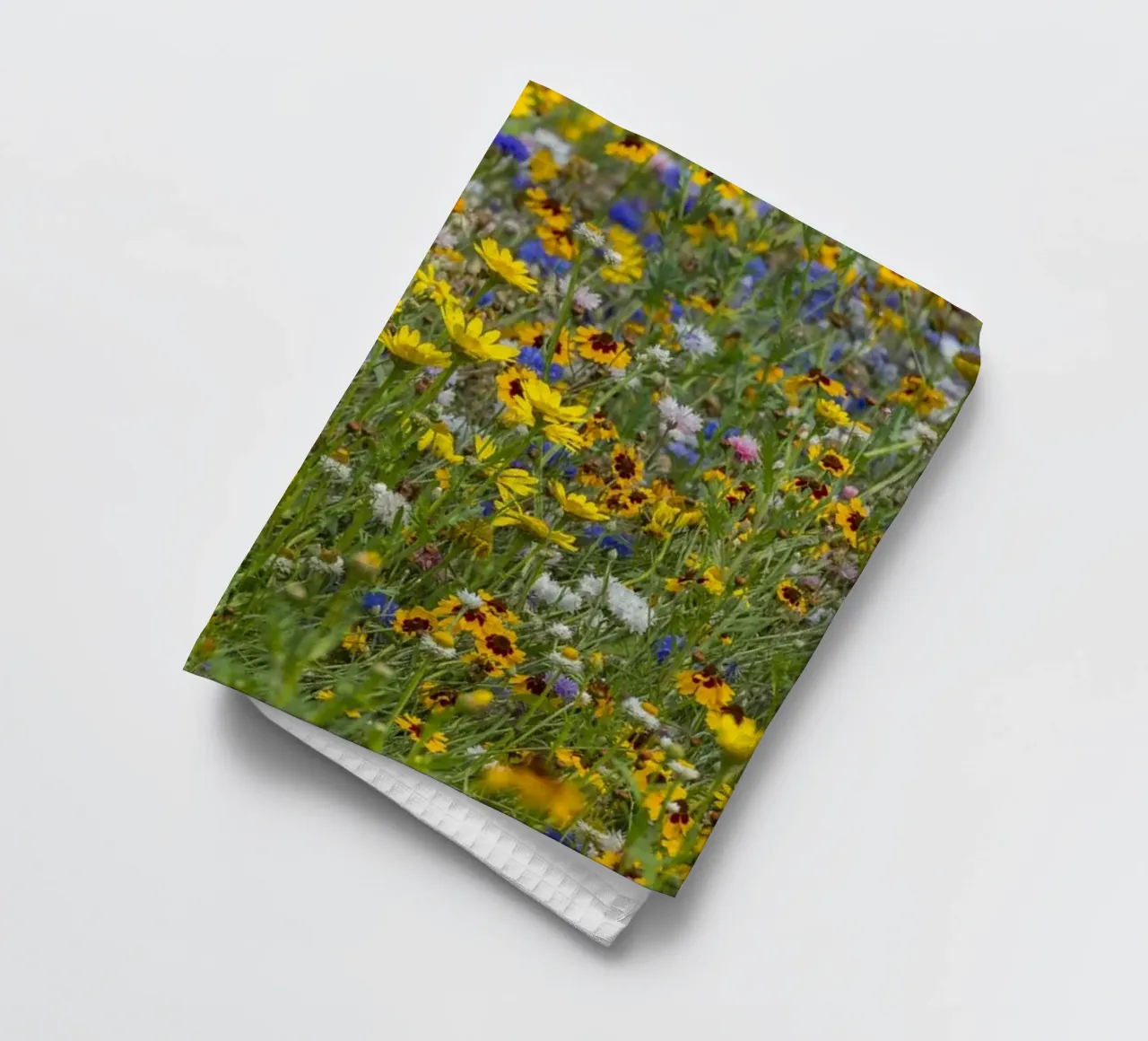 Flower filed with bright wild flowers canovaccio da cucina da Curious Collections by Marielle Leenders