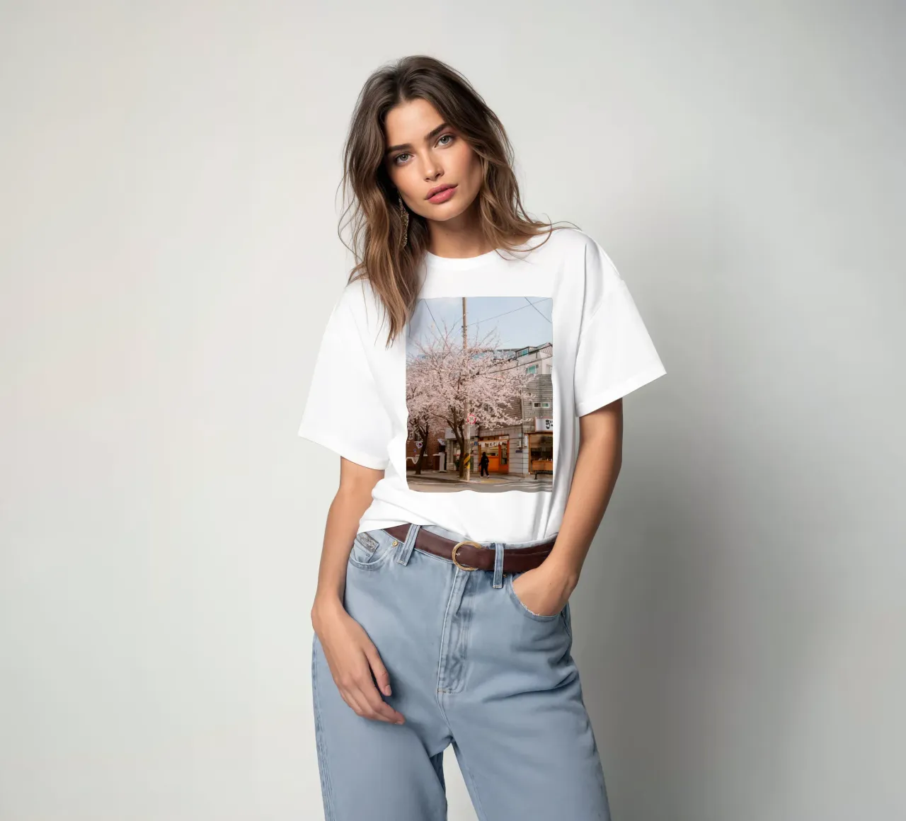 La via dei ciliegi in fiore a Seul, Corea del Sud t-shirt da mbgraphx2