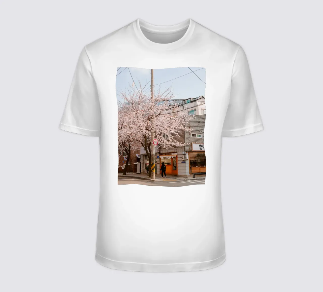 La via dei ciliegi in fiore a Seul, Corea del Sud t-shirt da mbgraphx2