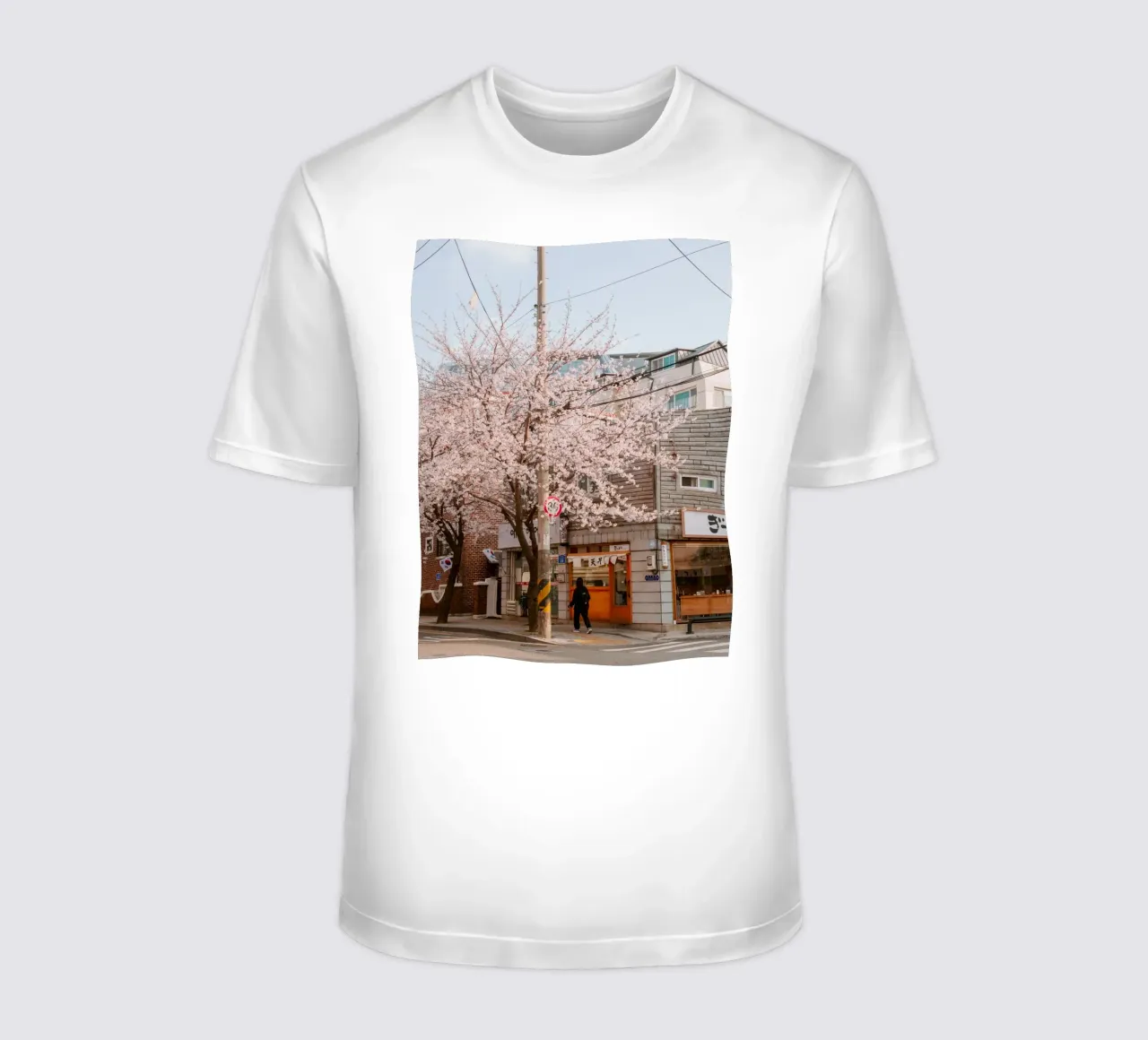 La via dei ciliegi in fiore a Seul, Corea del Sud t-shirt da mbgraphx2