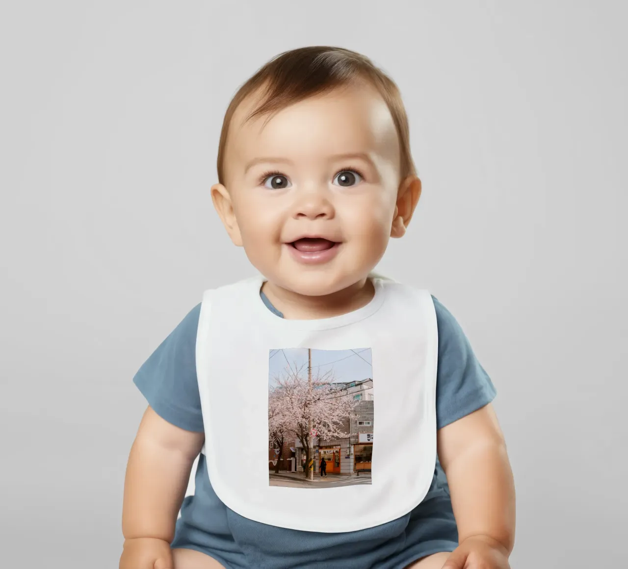 La via dei ciliegi in fiore a Seul, Corea del Sud bavaglino da mbgraphx2