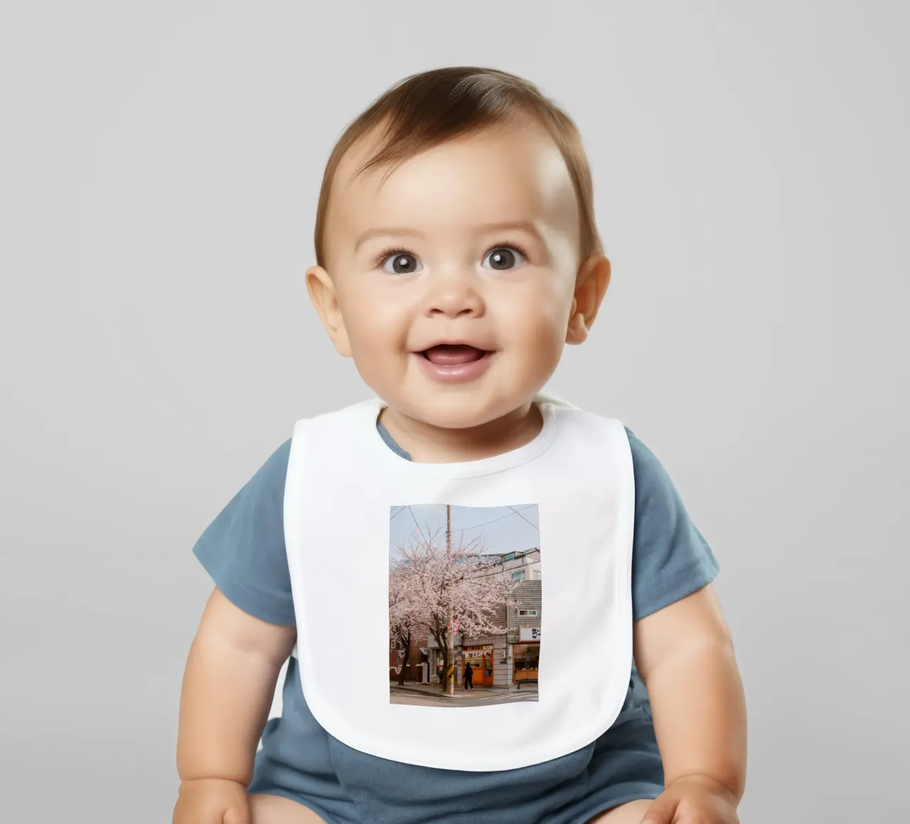 La via dei ciliegi in fiore a Seul, Corea del Sud bavaglino da mbgraphx2