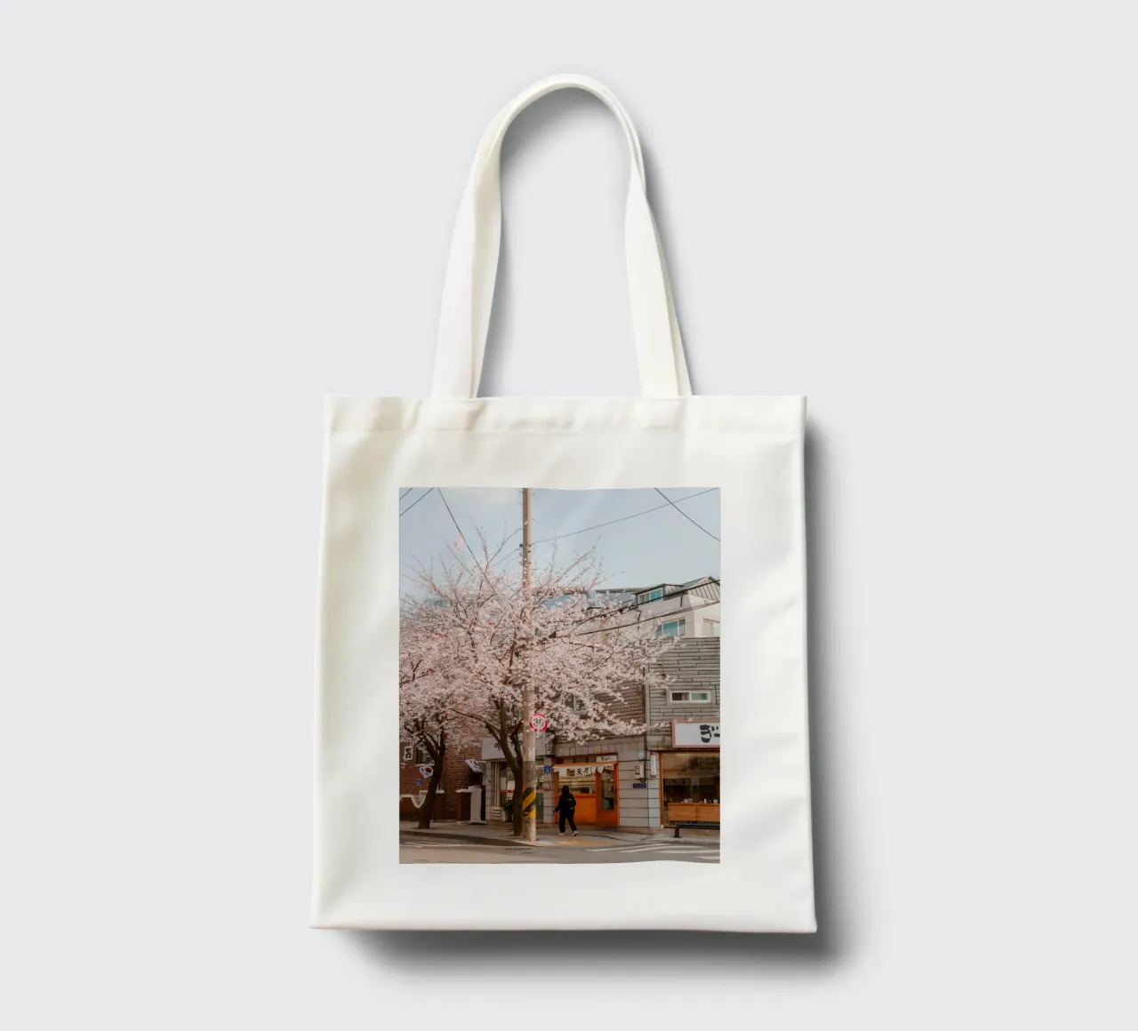 La via dei ciliegi in fiore a Seul, Corea del Sud borsa in juta da mbgraphx2