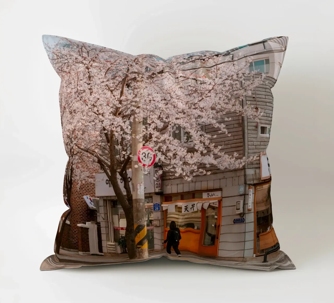 La via dei ciliegi in fiore a Seul, Corea del Sud cuscino da mbgraphx2