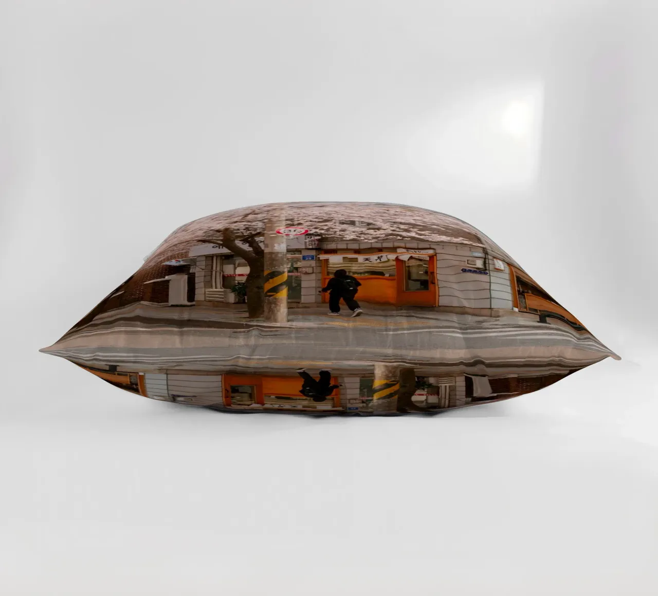 La via dei ciliegi in fiore a Seul, Corea del Sud cuscino da mbgraphx2