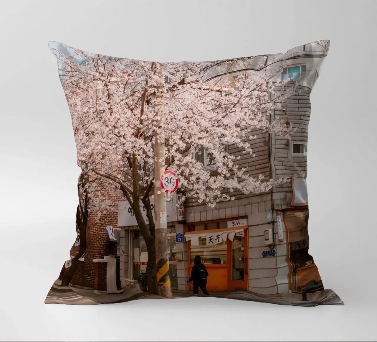La via dei ciliegi in fiore a Seul, Corea del Sud cuscino da mbgraphx2