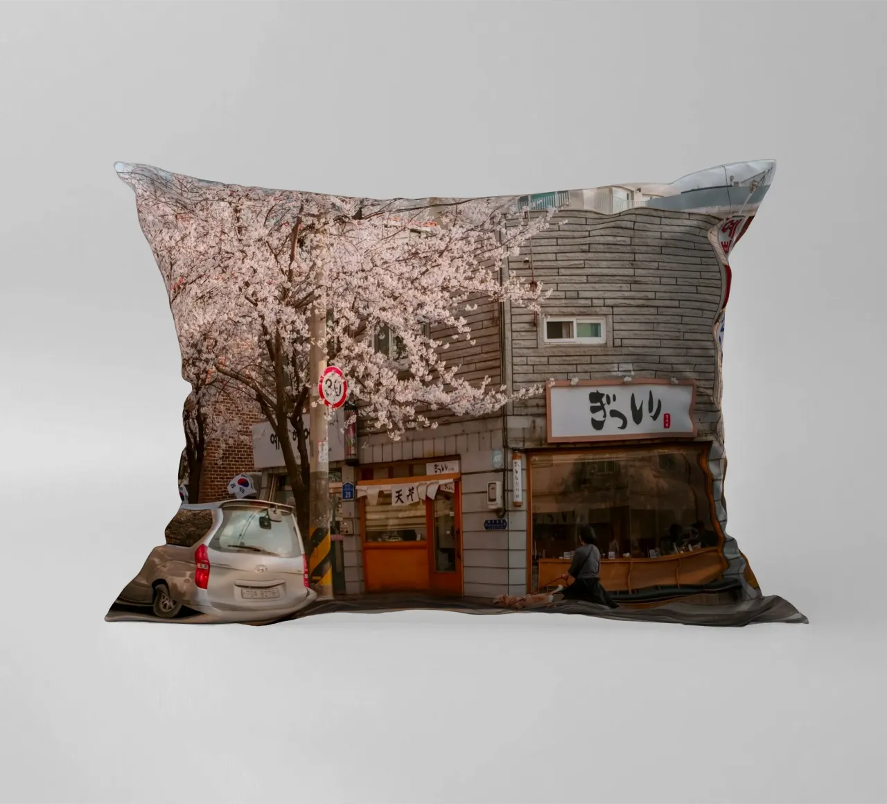 La via dei ciliegi in fiore a Seul, Corea del Sud cuscino da mbgraphx2