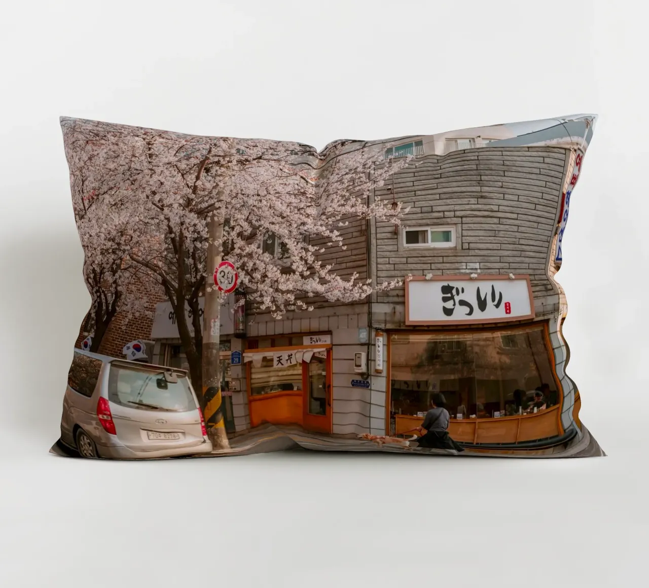 La via dei ciliegi in fiore a Seul, Corea del Sud cuscino da mbgraphx2
