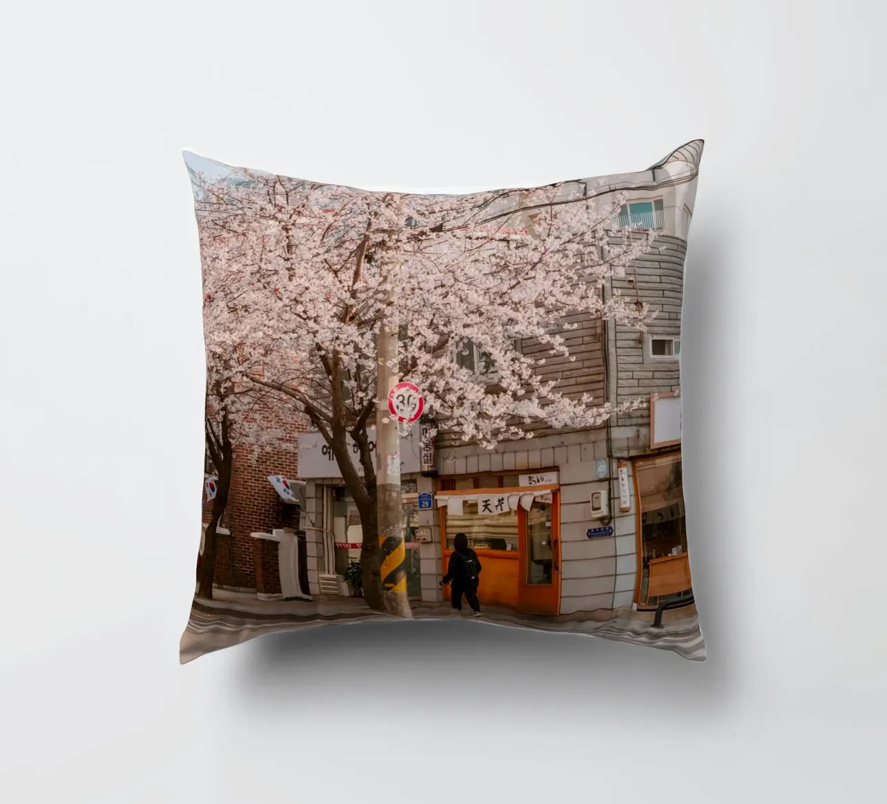 La via dei ciliegi in fiore a Seul, Corea del Sud cuscino da mbgraphx2