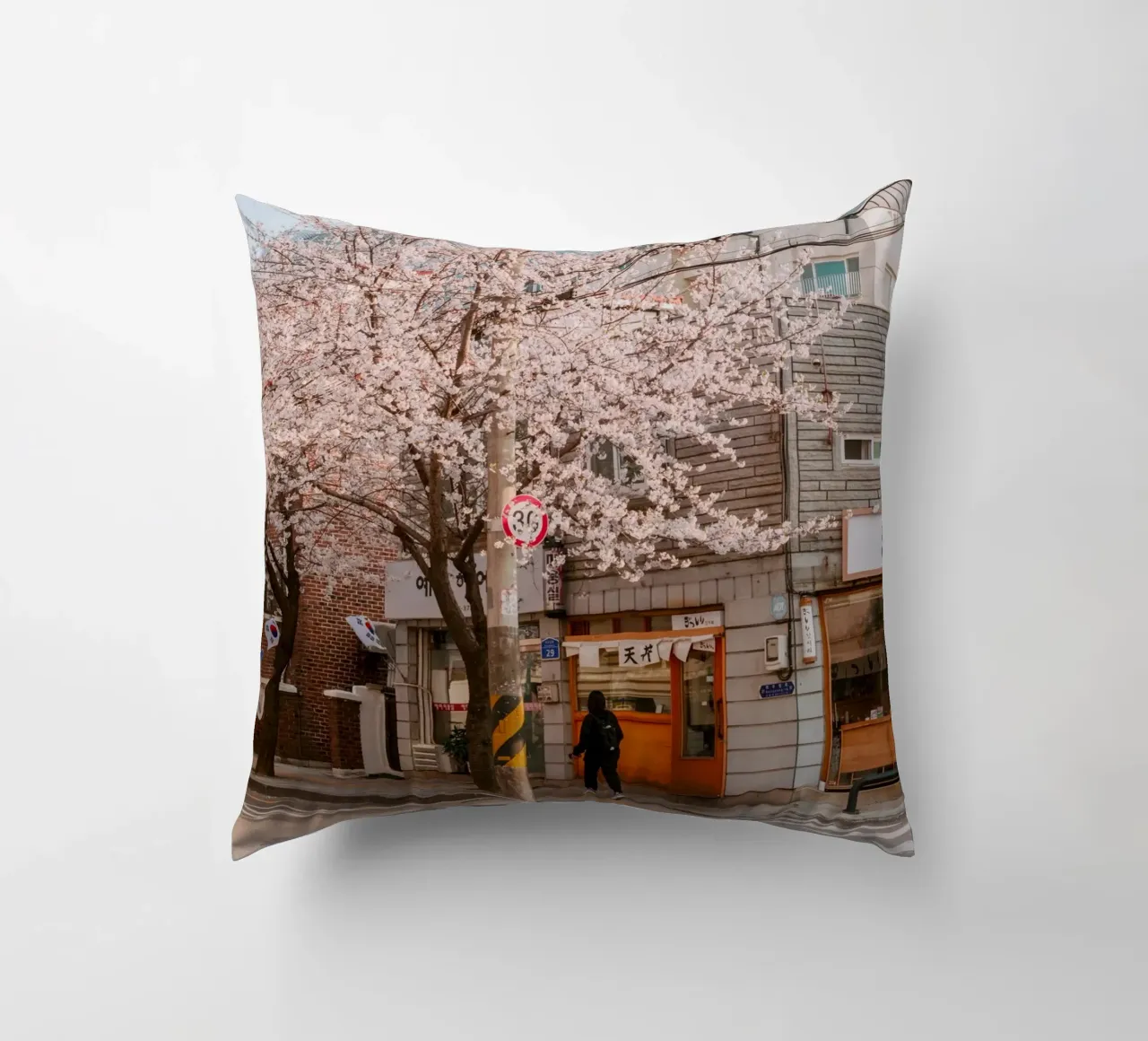 La via dei ciliegi in fiore a Seul, Corea del Sud cuscino da mbgraphx2