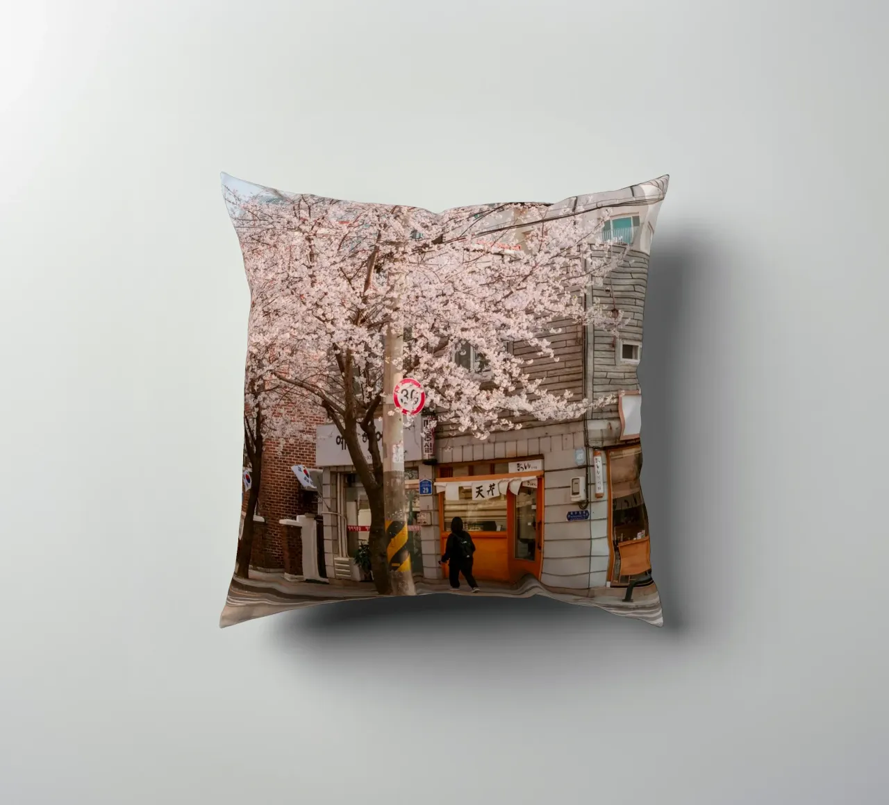 La via dei ciliegi in fiore a Seul, Corea del Sud cuscino da mbgraphx2