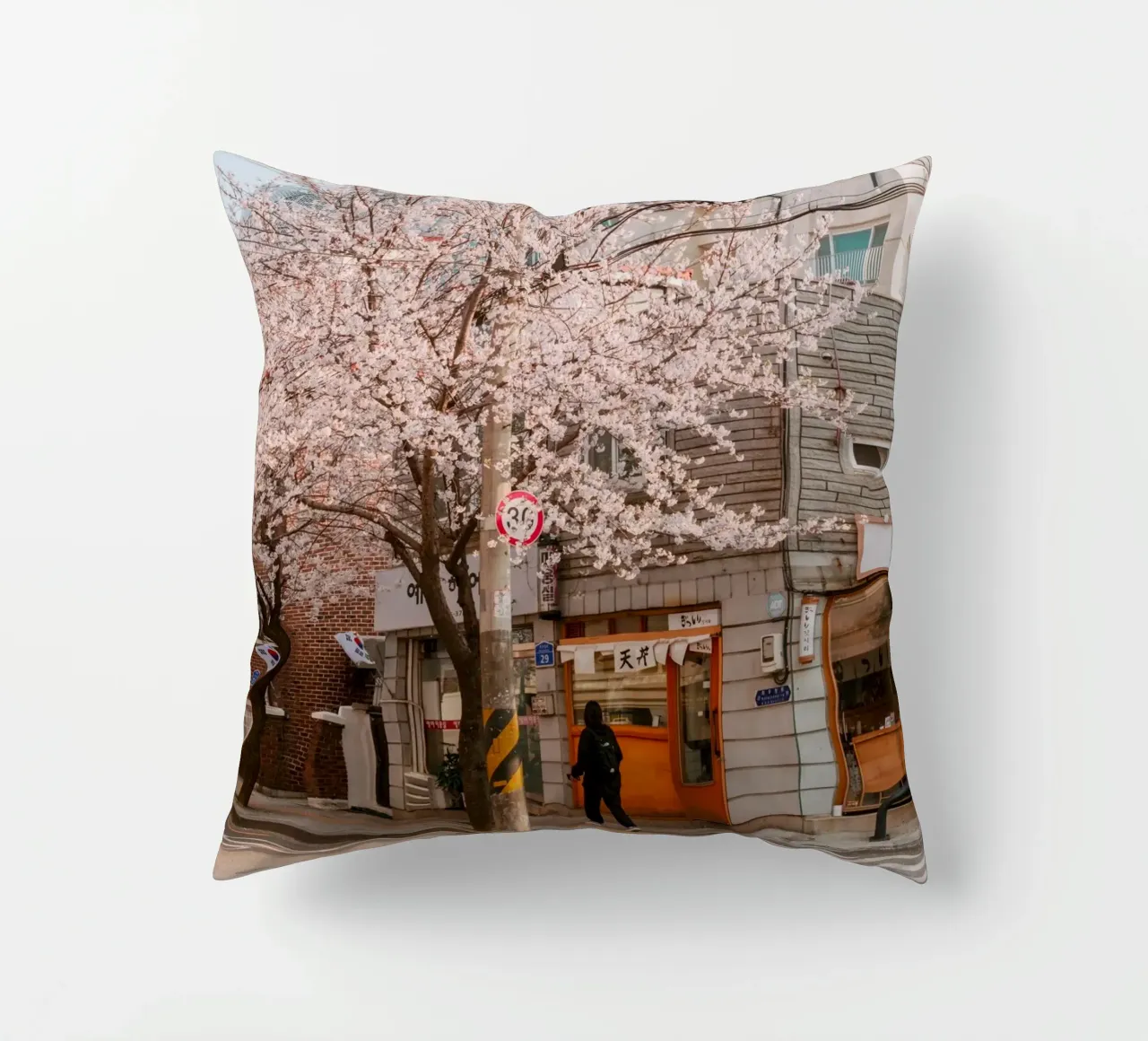 La via dei ciliegi in fiore a Seul, Corea del Sud cuscino da mbgraphx2