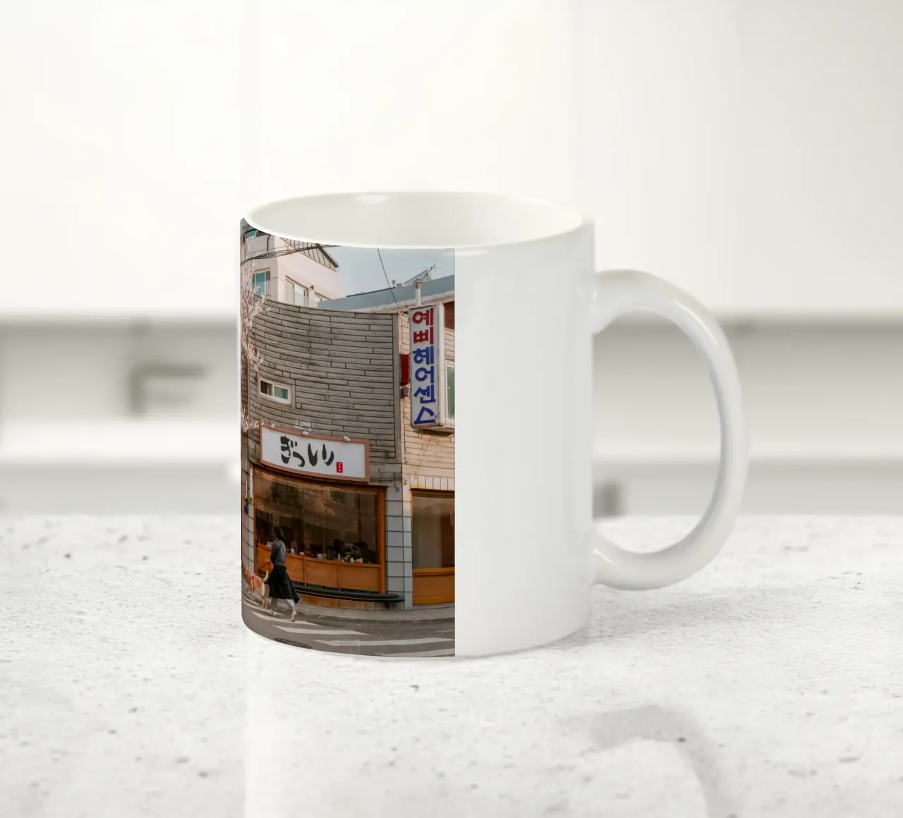 La via dei ciliegi in fiore a Seul, Corea del Sud tazza in ceramica da mbgraphx2