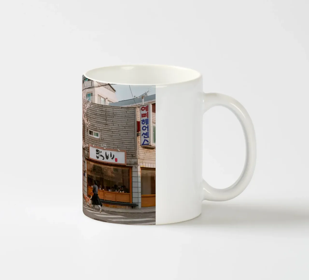 La via dei ciliegi in fiore a Seul, Corea del Sud tazza in ceramica da mbgraphx2