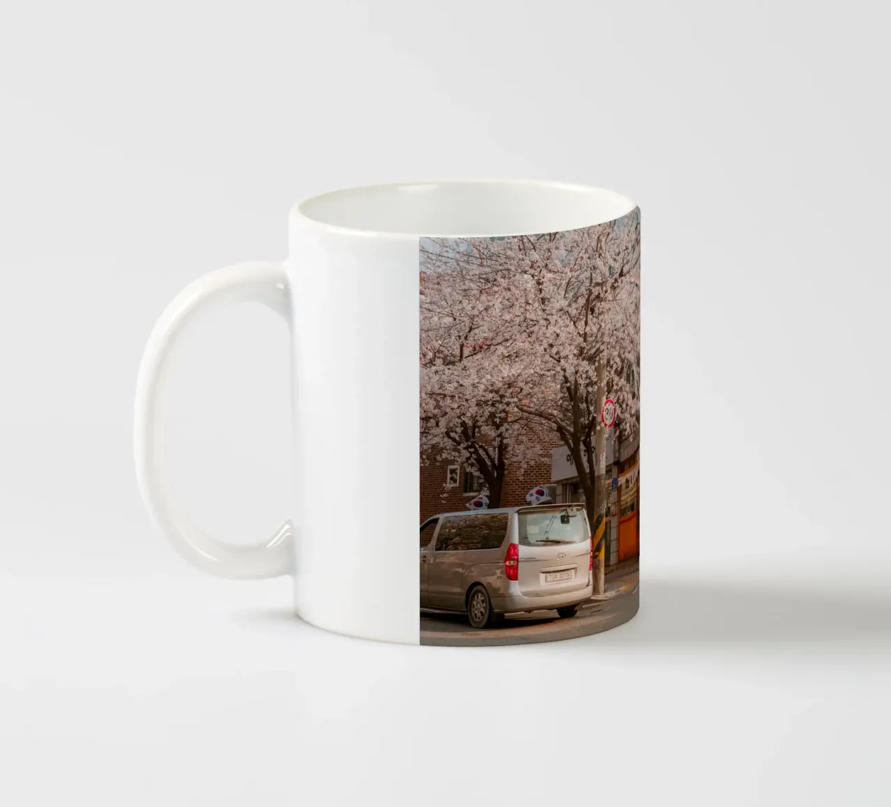 La via dei ciliegi in fiore a Seul, Corea del Sud tazza in ceramica da mbgraphx2